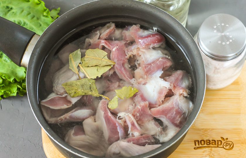 1. Этап. Блины с куриными желудками: Выложите промытые куриные желудки в казан, сотейник или ковш и залейте теплой водой. Добавьте две щепотки соли и лавровые листья, отварите в течение 1,5 часов до мягкости.