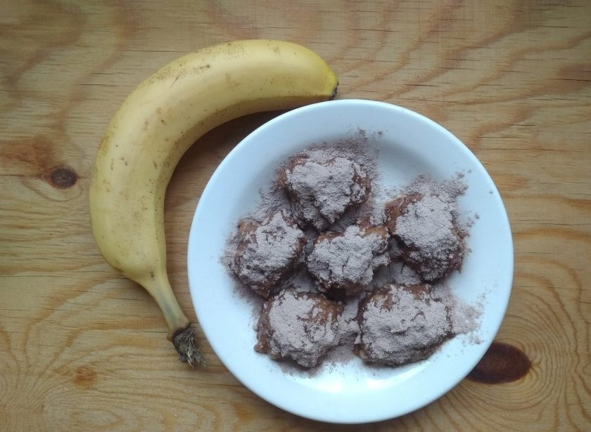 1. Этап. Шоколадно-банановые конфеты: 5. Обсыпьте конфеты какао, а потом дайте им настояться 20-30 минут в холодильнике или морозилке. Приятного чаепития!