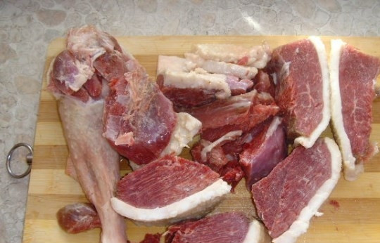 1. Этап. Гусь в мультиварке кусочками: Готовить будем часть гусиной тушки. Тщательно вымоем мясо, нарежем его на порционные куски. Затем натрем солью и перцем и оставим минут на 20 в покое.