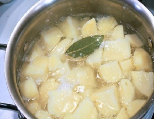 1. Этап. Сайровый суп: 4. Кастрюлю с водой отправляю на огонь, кладу в неё лавровый лист. После закипания добавляю в кастрюлю порезанный картофель, варю 20 минут.