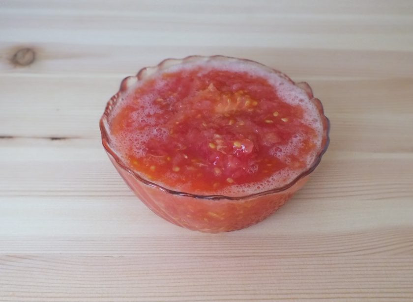 1. Этап. Диетическая подлива: Помидор очистите от кожуры и натрите на крупной терке.