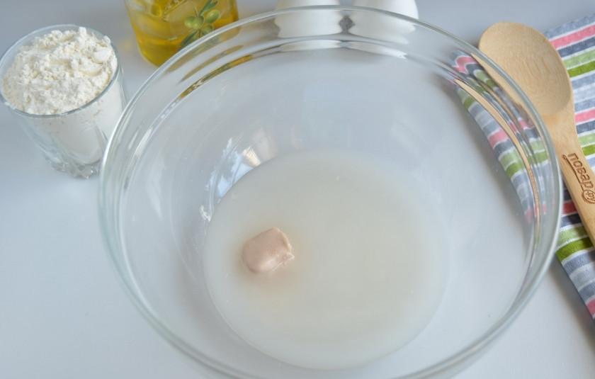 1. Этап. Беляши классические: В теплой воде растворите соль и свежие дрожжи. Чтобы дрожжи быстрее 