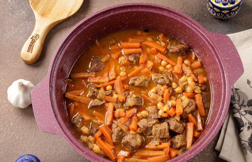 1. Этап. Плов с нутом и рисом: Содержимое должно кипеть равномерно и неторопливо. Готовьте 30-40 минут, если мясо жёсткое, то можете варить и час.