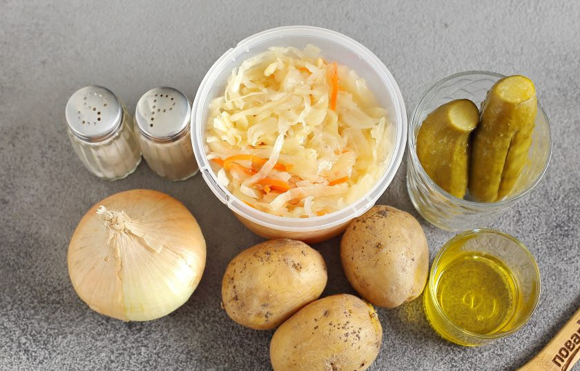 1. Этап. Салат Погребок: Подготовьте все ингредиенты. Картофель заранее сварите в мундире и дайте остыть.