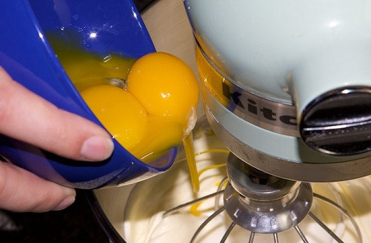 1. Этап. Легкий бисквит: 4. К хорошо взбитым белкам введите желтки.