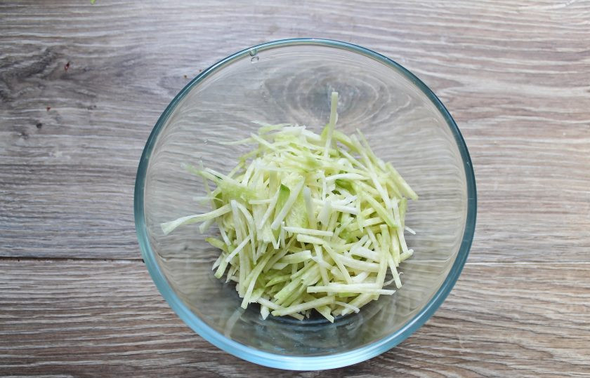 1. Этап. Тюря с редькой: Редьку очистите от кожуры, сполосните и нарежьте тонкой соломкой, выложите в миску.