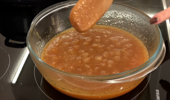 1. Этап. Шоколадный торт Захер: 11. В миску кладете джем, вливаете немного воды и коньяка, отправляете миску на слабый огонь и доводите до кипения, готовьте затем 2 минуты.