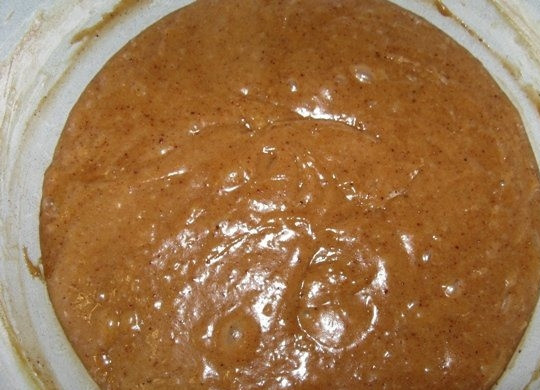 1. Этап. Тульский пряник постный: 2. Добавьте к полученной массе один стакан предварительно просеянной муки, быстро перемешайте и дайте тесту немного остыть. В еще теплое тесто порциями добавляйте остальную муку, хорошо вымешивая вилкой.