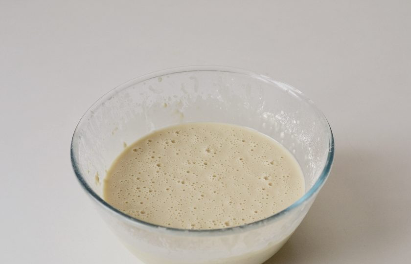 1. Этап. Веганские блины на овсяном молоке: Добавьте укус, растительное масло, овсяное молоко и ванильный экстракт. Смешайте тесто миксером до однородной консистенции. Оставьте на 5-10 минут постоять.