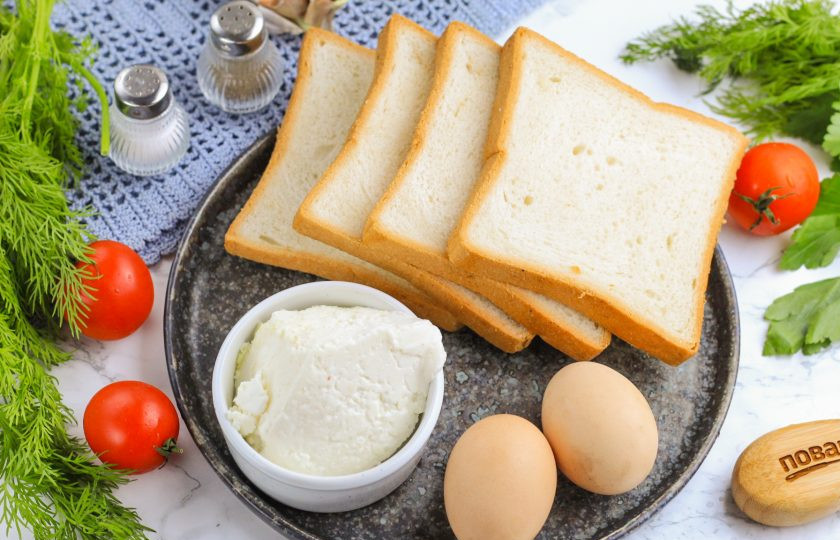 1. Этап. Пирожки из тостового хлеба: Подготовьте указанные ингредиенты. Хлеб используйте тостовый, квадратный любого сорта.