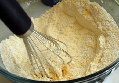 1. Этап. Кексы медовые: 1. Начать, пожалуй, следует с того, что включить духовку и оставить ее разогреваться до 180 градусов. В глубокой мисочке соедините пшеничную и кукурузную муку, сахар, соль и разрыхлитель. Перемешайте.