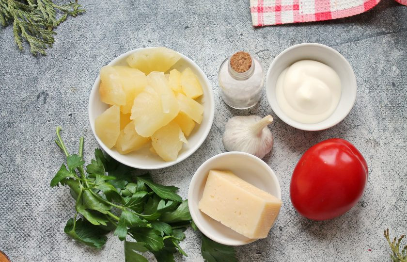 1. Этап. Салат с помидорами, ананасом и сыром: Подготовьте все необходимые ингредиенты для приготовления салата с помидорами, ананасом и сыром. Ананас откиньте на сито и дайте сиропу полностью стечь. Зелень сполосните и отряхните.