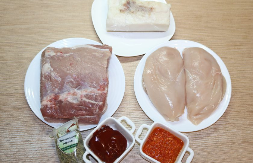 1. Этап. Мясо, запечённое гармошкой: Подготовьте ингредиенты.