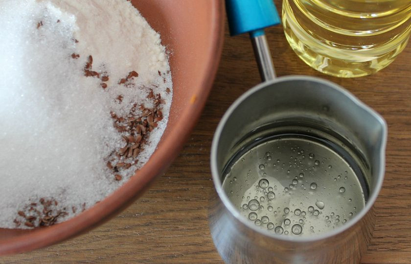 1. Этап. Постное галетное печенье: Соединяем масло с водой и доводим до кипения.