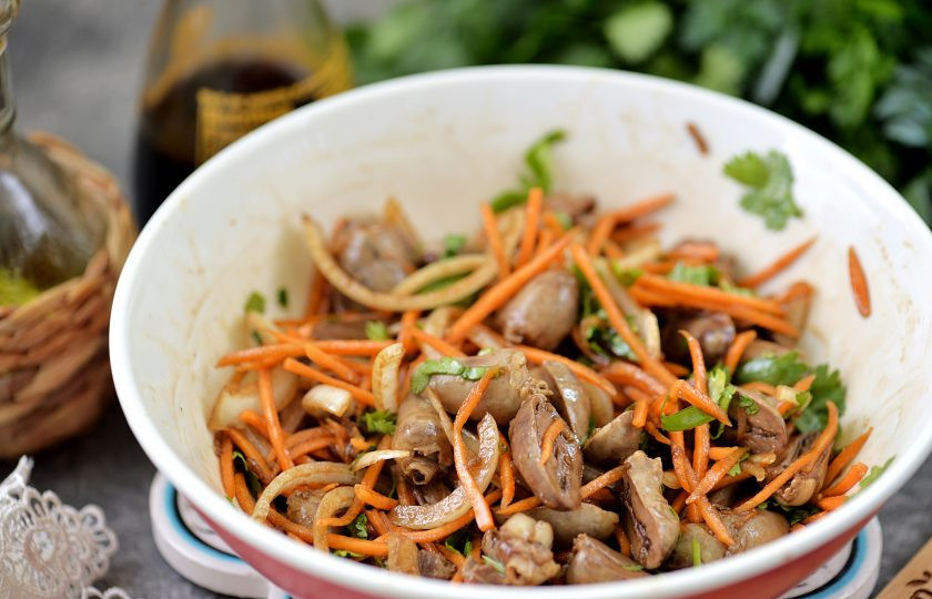 1. Этап. Холодная закуска из куриных сердечек в чесночно-соевом соусе: Тщательно перемешайте содержимое миски в течение минуты и оставьте остывать.