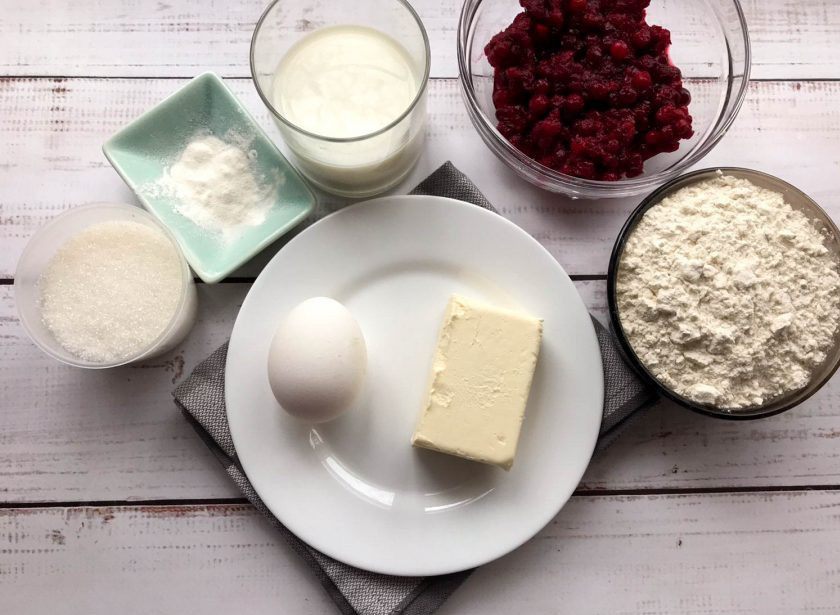 1. Этап. Кексы с красной смородиной: Подготовьте все необходимые ингредиенты.