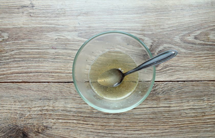 1. Этап. Корж из печенья без выпечки: Желатин замочите в холодной, кипяченой воде до набухания. Затем распустите его на водяной бане до однородности.