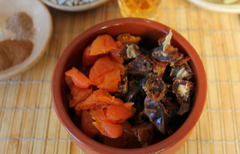 1. Этап. Рождественский кекс с коньяком: Удаляем косточки из финика, затем, финики и курагу нарезаем небольшими кусочками.