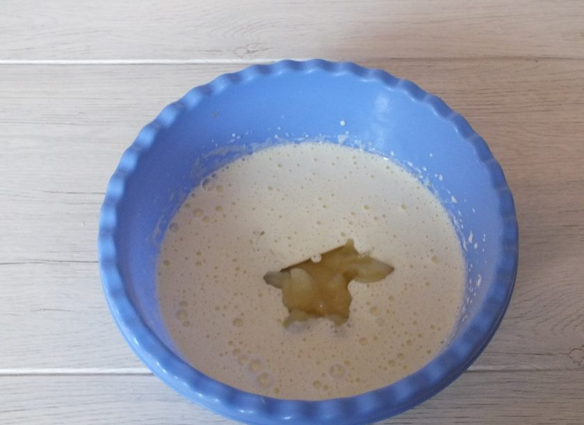 1. Этап. Кекс с яблочным пюре: Взбейте в пышную, белую пену. Добавьте яблочное пюре, растительное масло. Взбейте еще раз.