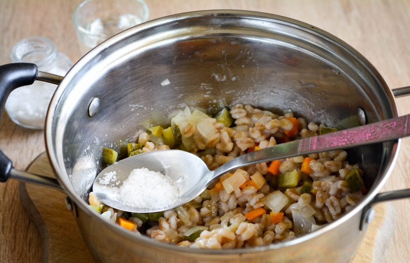 1. Этап. Салат с перловкой на зиму: Салат посолите и тушите 15-20 минут. После влейте уксус и томите еще 5 минут.