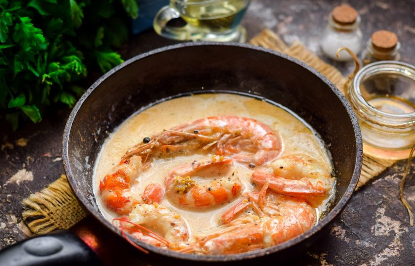 1. Этап. Креветки в соусе: Все перемешайте и тушите креветки 4 минуты. Готовые креветки подавайте к столу сразу же.