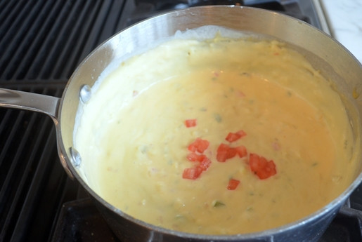 1. Этап. Соус Чили кон кесо: 6. В конце добавьте мелкие кубики помидора и все специи.