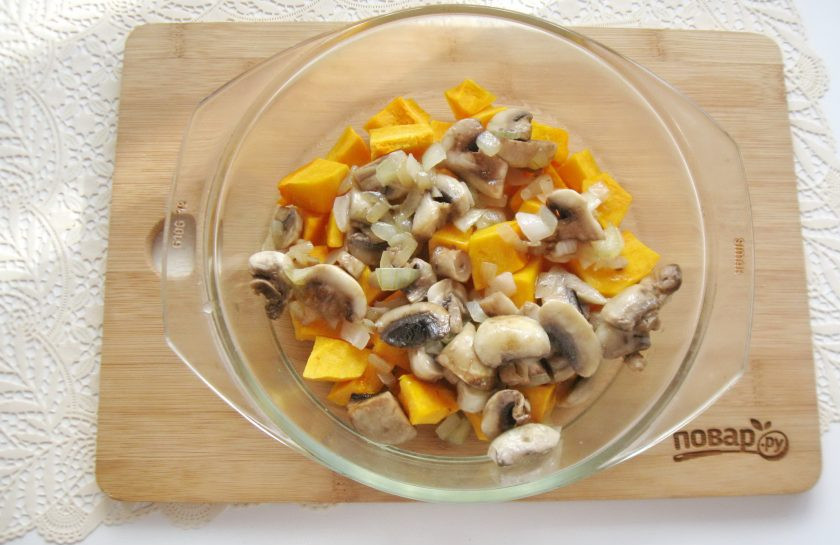 1. Этап. Тыква с грибами: Добавьте жареный лук с грибами к тыкве.