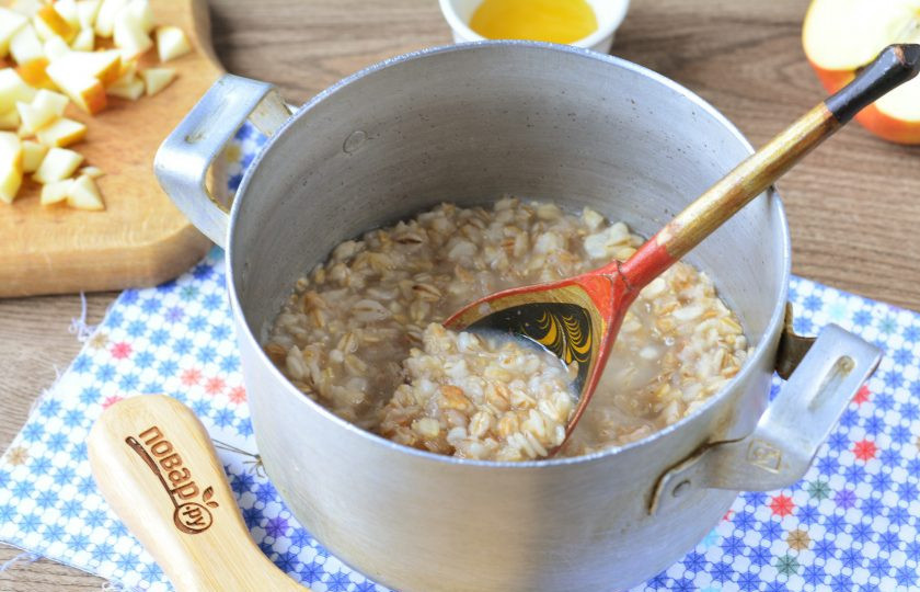 1. Этап. Каша на воде для похудения: Каша почти готова, она впитала всю воду и хлопья стали мягкими.