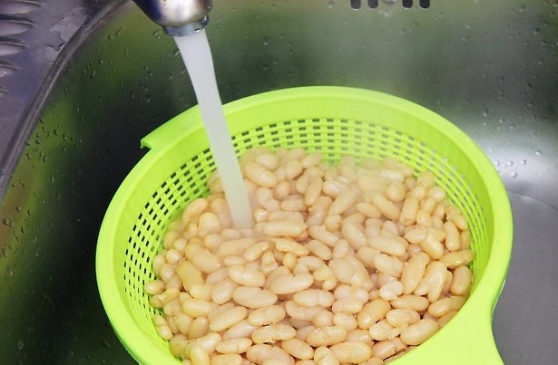 1. Этап. Салат с фасолью и помидорной сальсой: 1. Фасоль отварите до готовности, промойте под проточной водой и оставьте в дуршлаге, чтобы стекла лишняя вода.