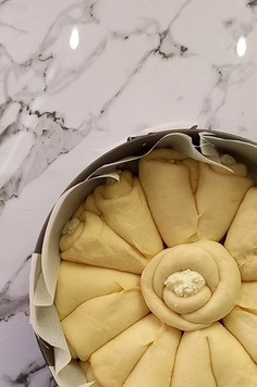 1. Этап. Отрывной пирог с творогом: Форму застелить пергаментной бумагой. Положить слепленные булочки так, чтобы булочка в виде розочки была по центру. Оставить для подъема на 15 минут.