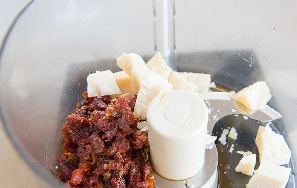 1. Этап. Куриный рулет с начинкой из Песто: 1. Для начала сделайте соус 