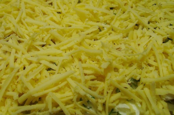 1. Этап. Отбивная с грибами и сыром: 8. Верхним слоем будет тертый сыр. Теперь формы можно отправить в разогретую духовку и запекать блюдо до готовности около 25-35 минут.