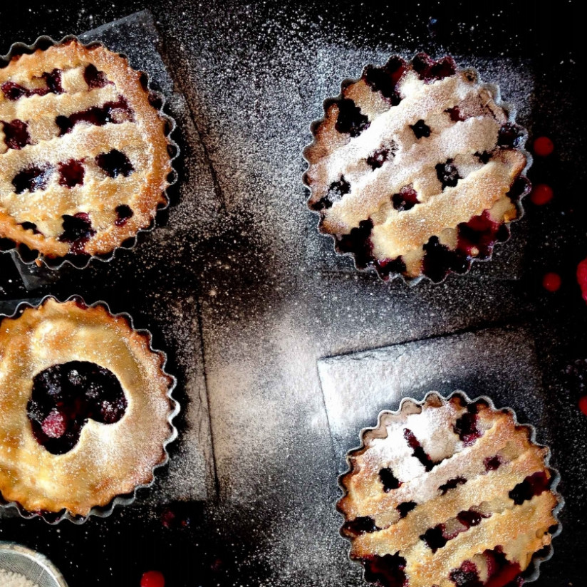 1. Этап. Корзиночки из творожного теста с ягодами: Отправьте корзиночки в разогретую духовку на 15-20 минут. Затем дайте им остыть (минут 10) и аккуратно достаньте из формочек. Готовые корзиночки из творожного теста с ягодами перед подачей посыпьте сахарной пудрой. Приятного чаепития!