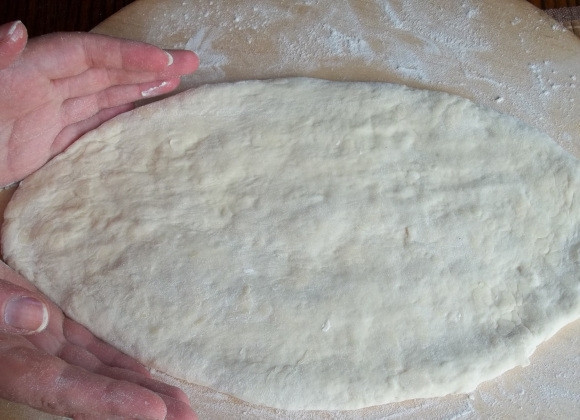 1. Этап. Аджарские хачапури Лодочка: 6. Когда тесто хорошо подошло, разделите его на несколько (2-4) частей. Раскатайте на столе в форме лодочки.