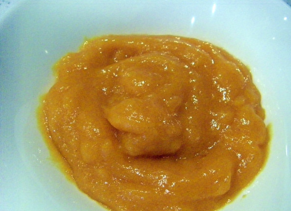 1. Этап. Мороженое в мультиварке: Хурму очистите от кожуры и косточек и взбейте в пюре в блендере. Выберите мороженое из морозилки, взбейте, добавьте в него пюре из хурмы и быстрыми движениями несколько раз перемешайте. Так вы получите красивый мраморный эффект. После этого возвратите мороженое в морозилку на 5 часов для окончательной заморозки. Готовое мороженое можно подать на стол.