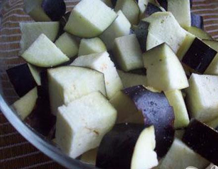 1. Этап. Баклажаны с болгарским перцем и шампиньонами: 1. Промываем баклажаны и нарезаем их небольшими кусочками, посолим и минут на двадцать оставляем. Горечь должна за это время уйти.