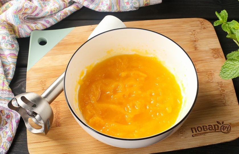 1. Этап. Пышки из тыквы: Превратите готовую тыкву в пюре при помощи погружного блендера.