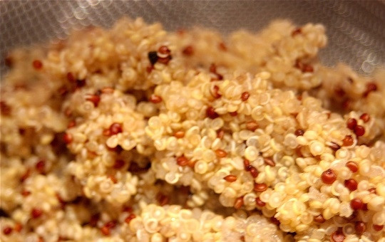 1. Этап. Киноа с булгуром: 5. Вот такая рассыпчатая и очень аппетитная каша получится в результате. Подавайте ее к столу горячей, по желанию дополнив соусом или сливочным маслом. Приятного аппетита!