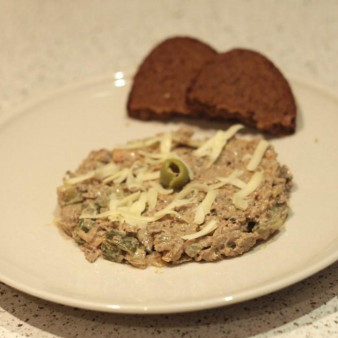 Салат с вареной печенью и солеными огурцами