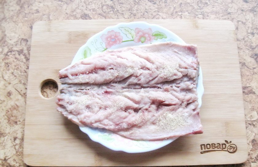 1. Этап. Холодная закуска из скумбрии: Посолить рыбу по вкусу и посыпать сухим желатином.