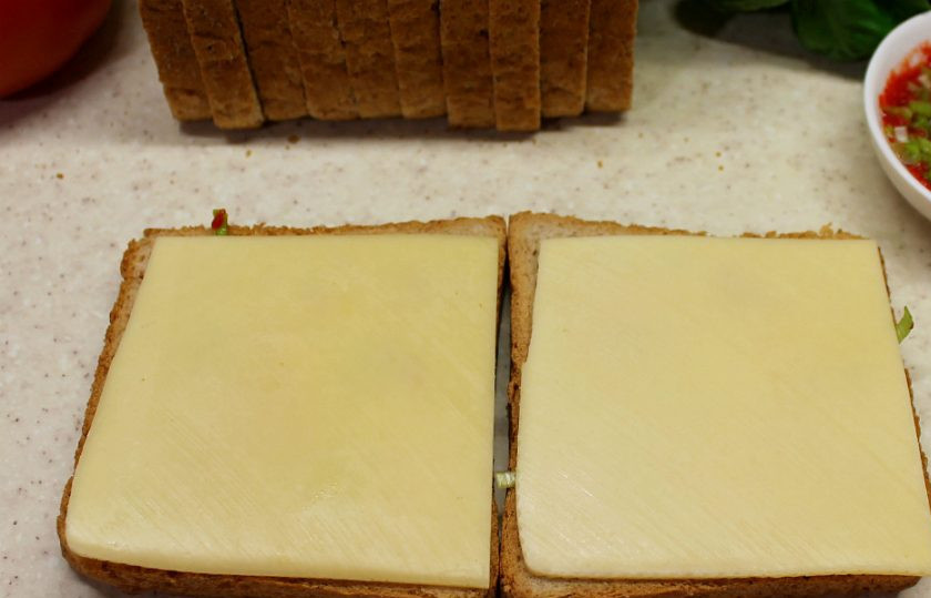 1. Этап. Панини на гриле: Сверху кладем сыр.