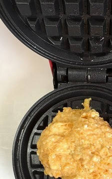 1. Этап. Тыквенные вафли с сыром фета: Вафельницу смазывать или сбрызгивать оливковым маслом перед каждым выпеканием. Такие вафли пекутся немного дольше, снимаются легко, не прилипают.