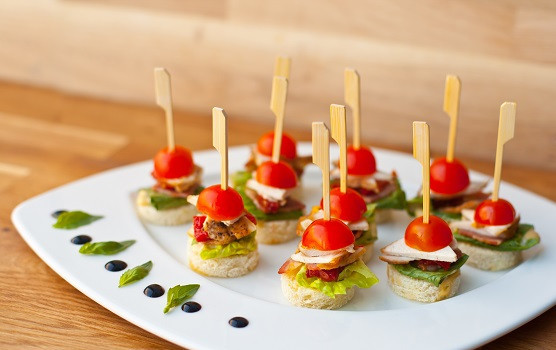 1. Этап. Канапе на свадьбу: 5. Оригинальном вариантом подачи будут также канапе с курицей, листом салата, беконом и помидором. Если дополнить такую закуску соусом, то получится вариация знаменитого Цезаря. Вариантов, как сделать канапе на свадьбу существует немало, так что экспериментировать можно действительно бесконечно.