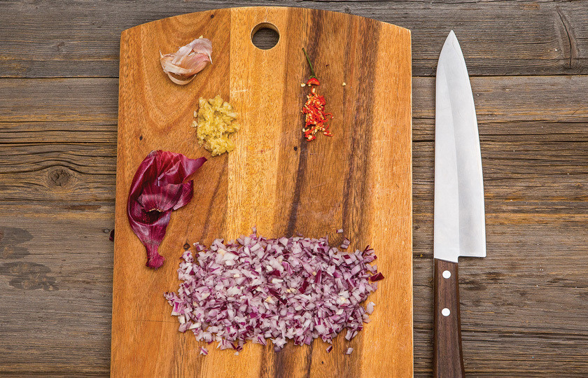 1. Этап. Лобио из фасоли по-грузински: Мелко режем лук, чеснок и половинку перца чили.