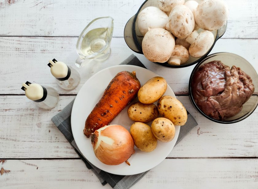 1. Этап. Печень с грибами и картошкой: Подготовьте все необходимые ингредиенты.