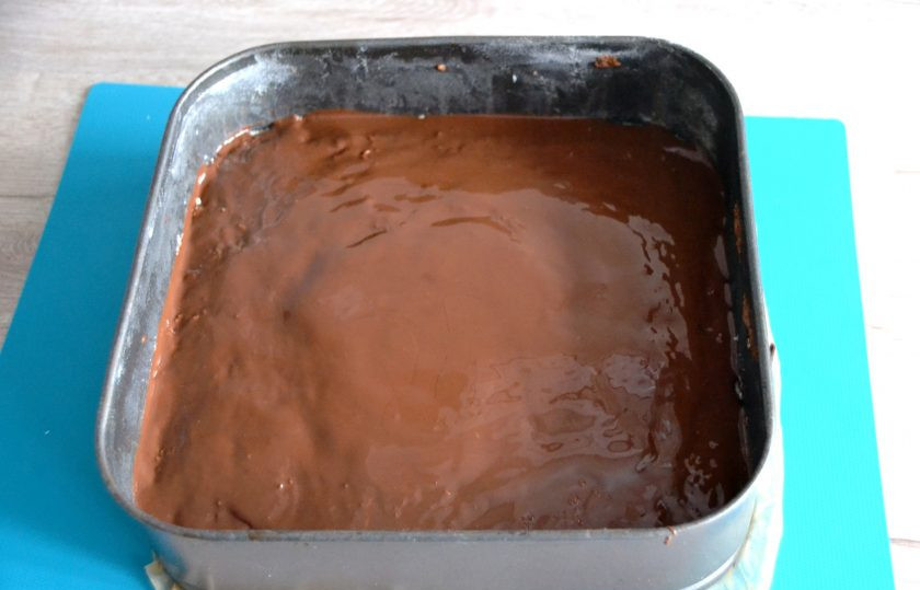 1. Этап. Пирожное Баунти: Нанесите шоколадную глазурь поверх кокосовой начинки, разровняйте. Небольшую часть шоколада можно переложить в одноразовый кондитерский мешок и сделать небольшую сеточку. Поставьте в холодильник для стабилизации не менее, чем на 1 час.