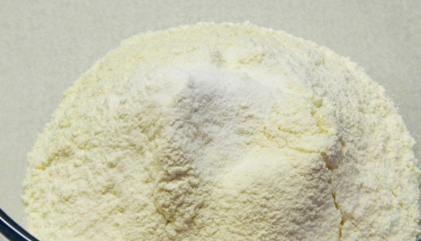 1. Этап. Орешки в орешнице: Приготовьте тесто. В глубокую миску просейте муку. Добавьте к ней соль и соду.