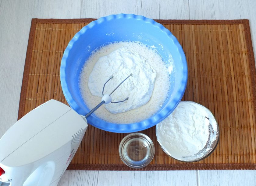 1. Этап. Лапшевник из блинов: Добавьте частями крахмал, каждый раз перемешивая. В самом конце добавьте растительное масло. Еще раз хорошо взбейте.