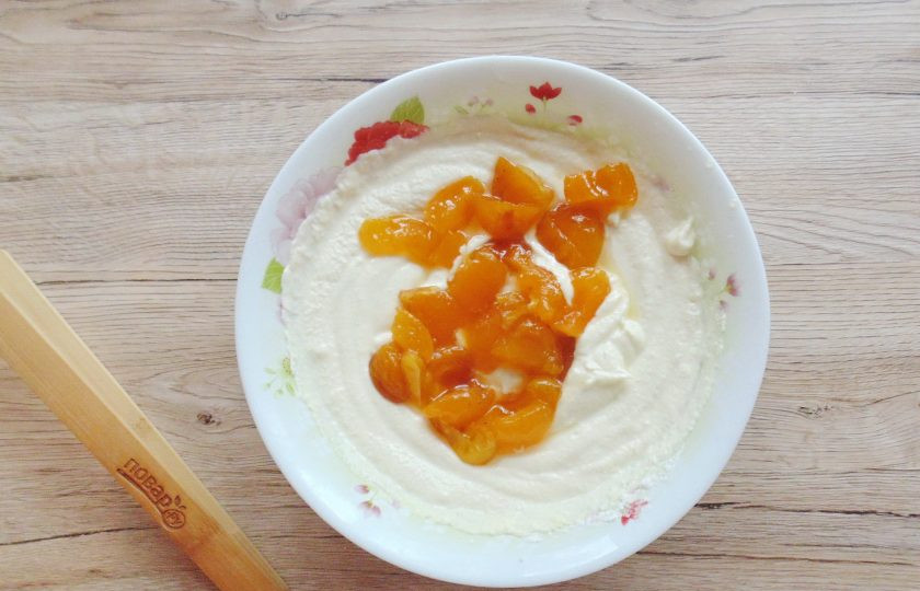 1. Этап. Творожная запеканка с абрикосами: Абрикосы нарежьте произвольно, но не крупно. Выложите в творожную массу и перемешайте.