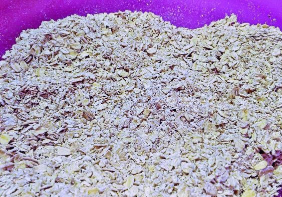 1. Этап. Овсяное печенье домашнее: Часть овсяных хлопьев можно размолоть в кофемолке. Смешиваем размолотые и целые хлопья.